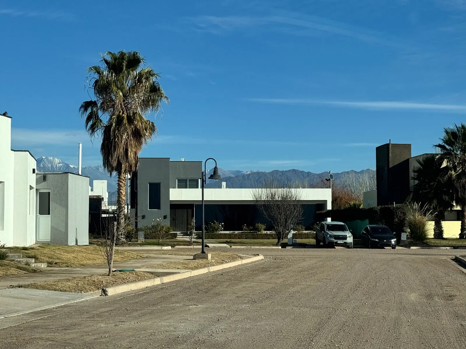 Casa moderna con la cordillera de fondo